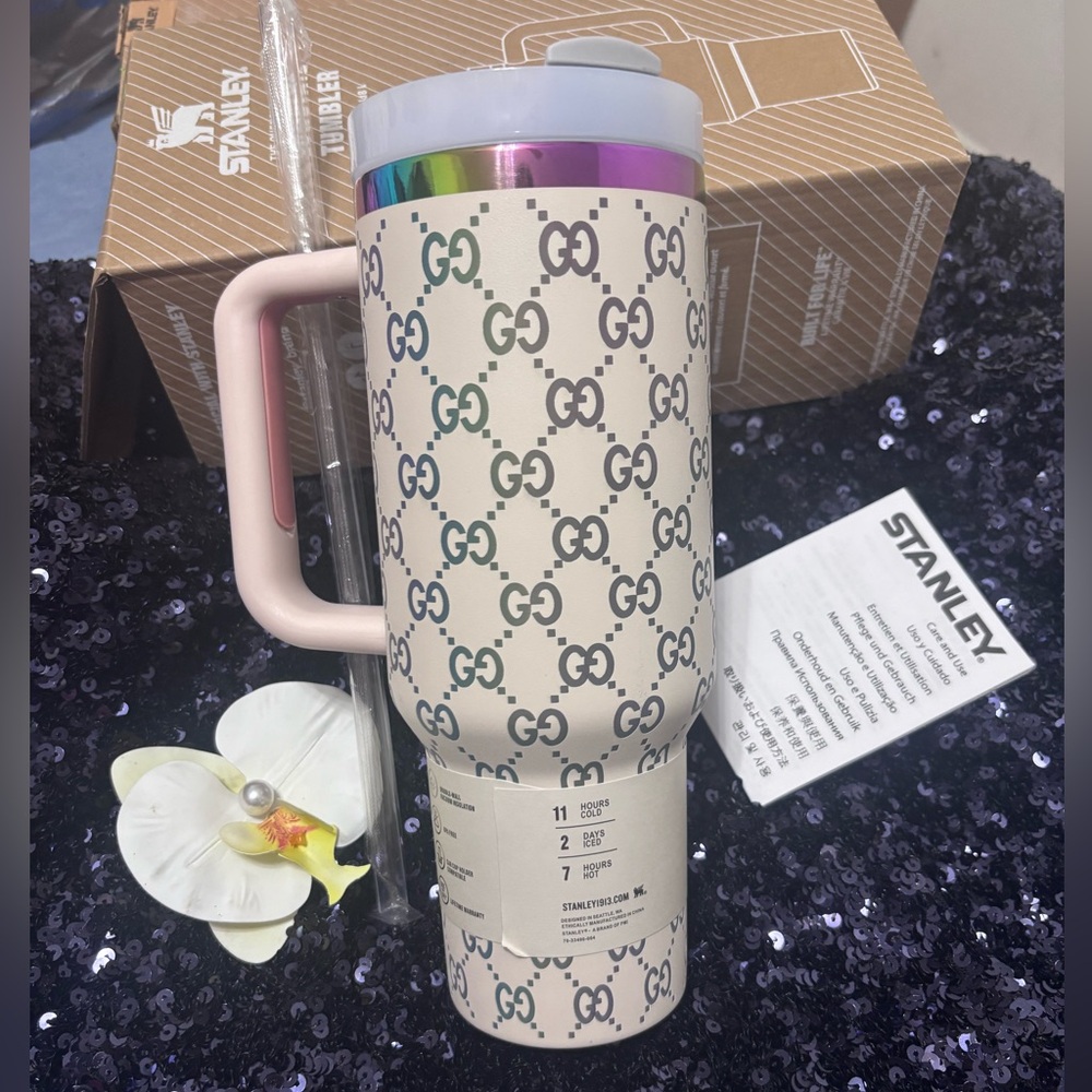 đStanley Quencher H2.0 Tumbler with Cream and iridescent gg logo Designđ - Picture 2 of 6